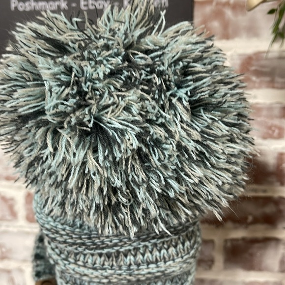 CC pompom beanie - Picture 3 of 5
